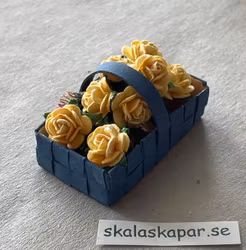 Blå korg fylld med rosor