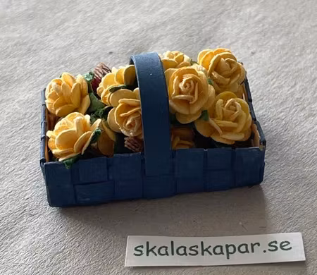 Blå korg fylld med rosor