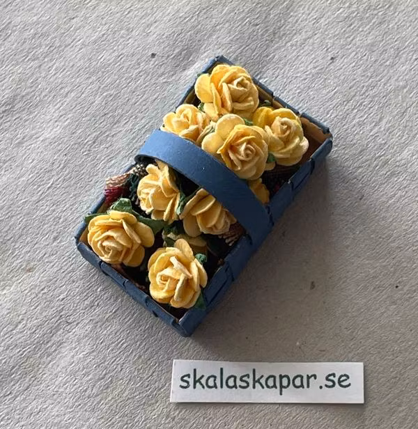 Blå korg fylld med rosor