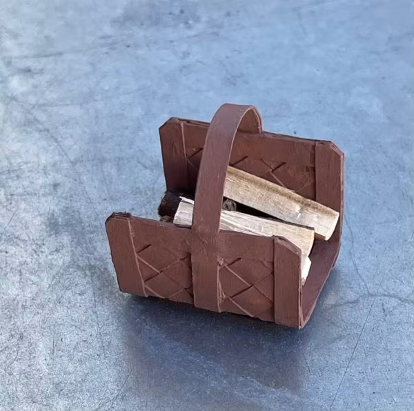 Vedkorg/vedhämtare med ved, brun