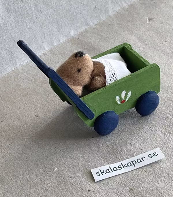Dockbarnvagn med nalle