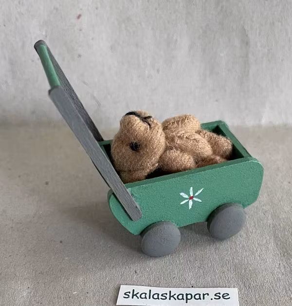 Dockbarnvagn med nalle, grön