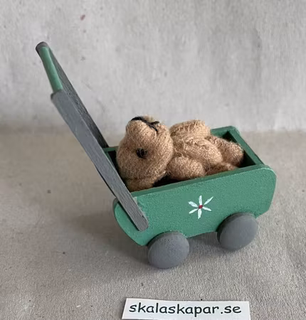 Dockbarnvagn med nalle, grön
