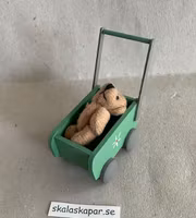 Dockbarnvagn med nalle, grön