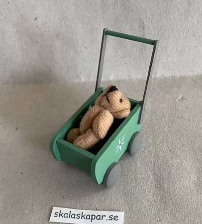 Dockbarnvagn med nalle, grön