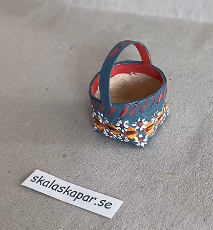 Korg blå med vita blommor