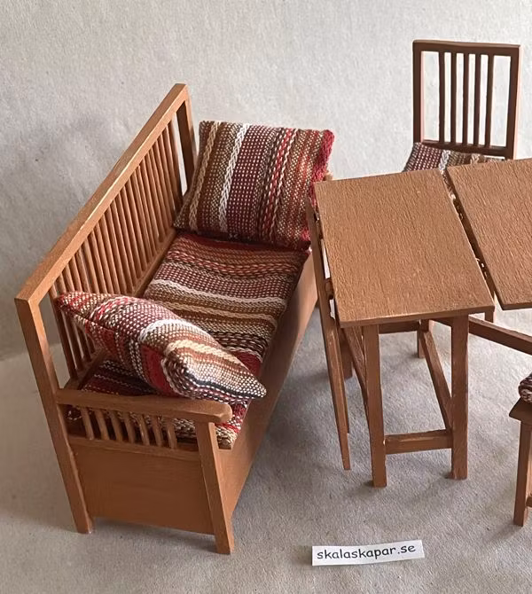 Kökssoffa, stolar och slagbord, gulbrun