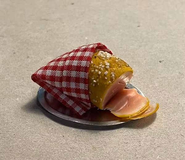 Julskinka på metallfat med rutig handduk