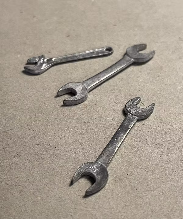 Skiftnyckel och två nycklar