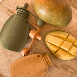 Smoothiepose/klemmepose i silikon m/ skje - Moss green - Mininor