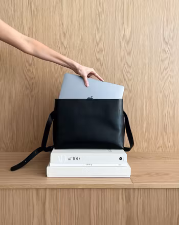 Hedda Grande Handbag Black Leather Flattered