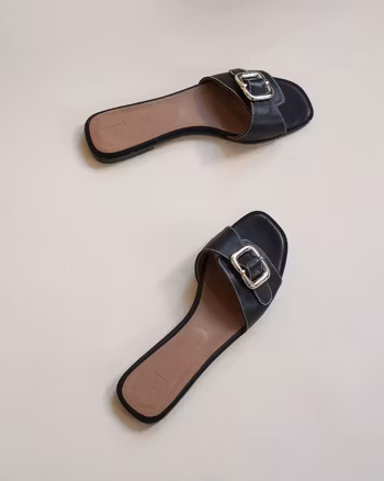 Mimi Leather Black Flattered