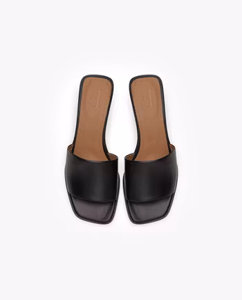 Jody Leather Black Flattered