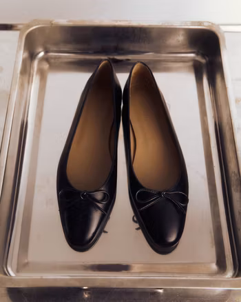 Bodil Leather Black Flattered