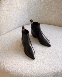 Wanda Leather Black Flattered