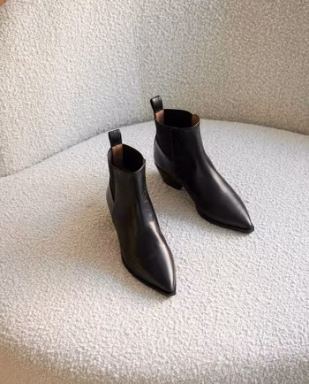 Wanda Leather Black Flattered