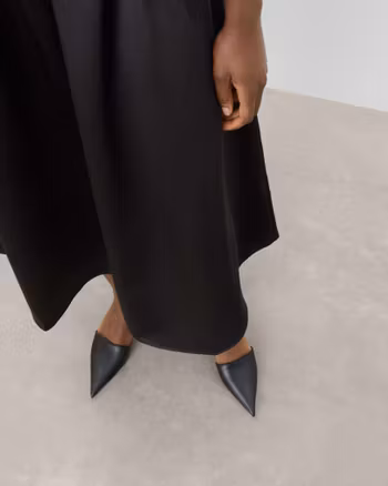 Noomi Leather Black Flattered