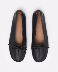 Blaise Leather Black Flattered