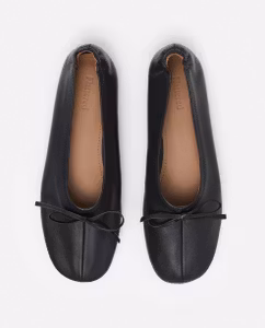 Blaise Leather Black Flattered