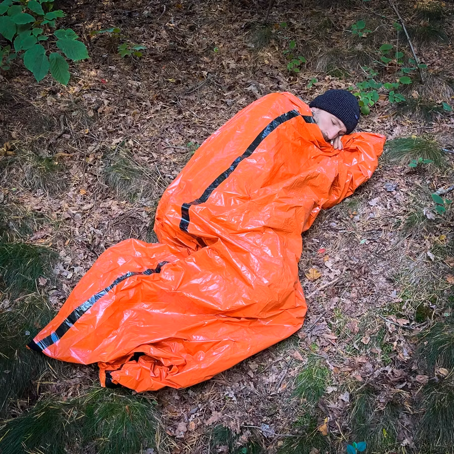 Nödsovsäck med nödvisselpipa