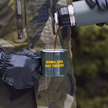 Emaljmugg – Denna sida mot fienden