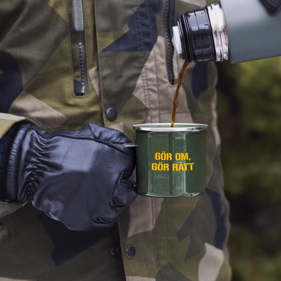Emaljmugg Gör om, Gör rätt