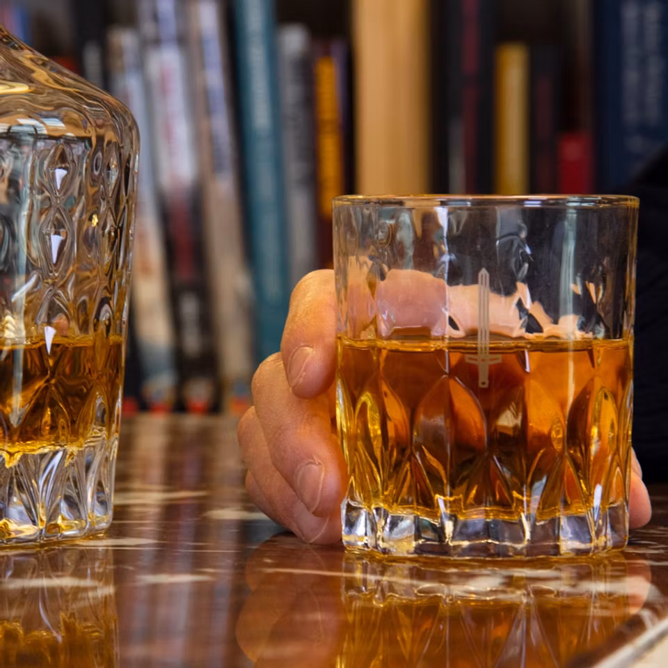 Whiskykaraff m/23 + två whiskyglas (överskottsvara, klass 1)