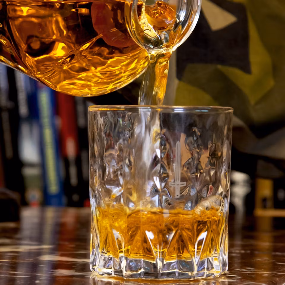 Whiskykaraff m/23 + två whiskyglas (överskottsvara, klass 1)