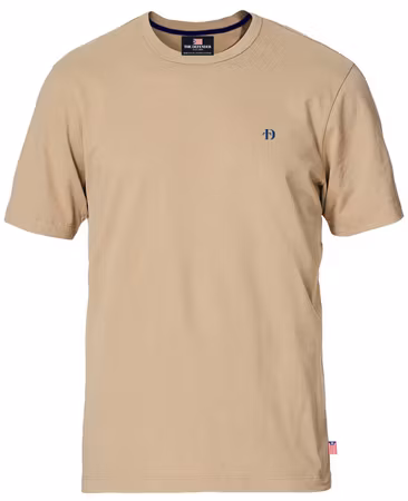 The Defender t-shirt Sand, med litet brodyr, S-XXL