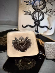 Bricka i metall i vitt, svart och guld - Noori Objects