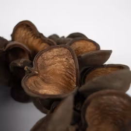 Krans av torkade mandelnötsskal - en underbar detalj från Olsson Jensen