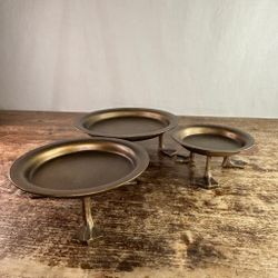 Kalle Anka fat i guldfärgad metall och tre guldfötter