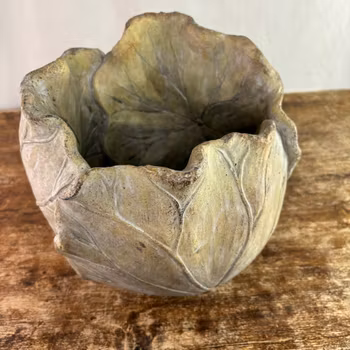 Kruka formad som kålblad i betong