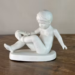 Figurin - "sittande pojke med strumpa" - Royal Copenhagen - vintage