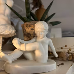 Figurin, detaljerat uttryck "sittande pojke med strumpa"