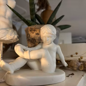 Figurin, detaljerat uttryck "sittande pojke med strumpa"