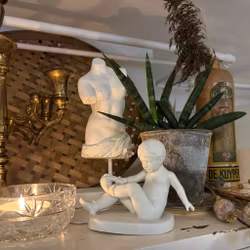 Figurin - "sittande pojke med strumpa" - Royal Copenhagen - vintage