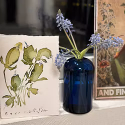 Rund glasvas mörkblå