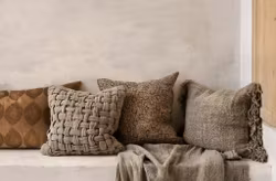 Kuddfodral vinrött/beige 50x50 Olsson & Jensen