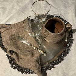 Bricka oval med vinranka slingrande längs kanten.