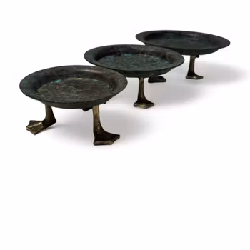 Fat Kalle Anka i grön metall och guldfötter