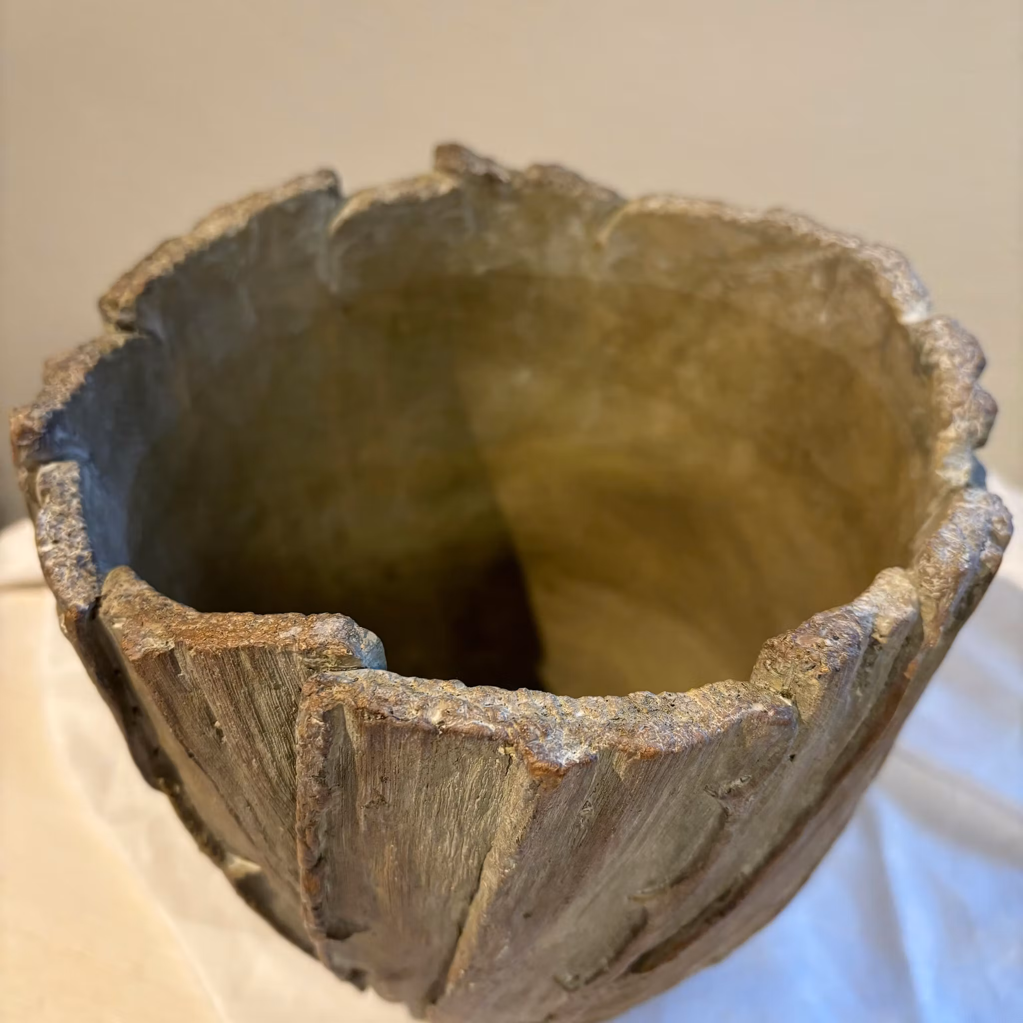 Kruka med sköna former i cement