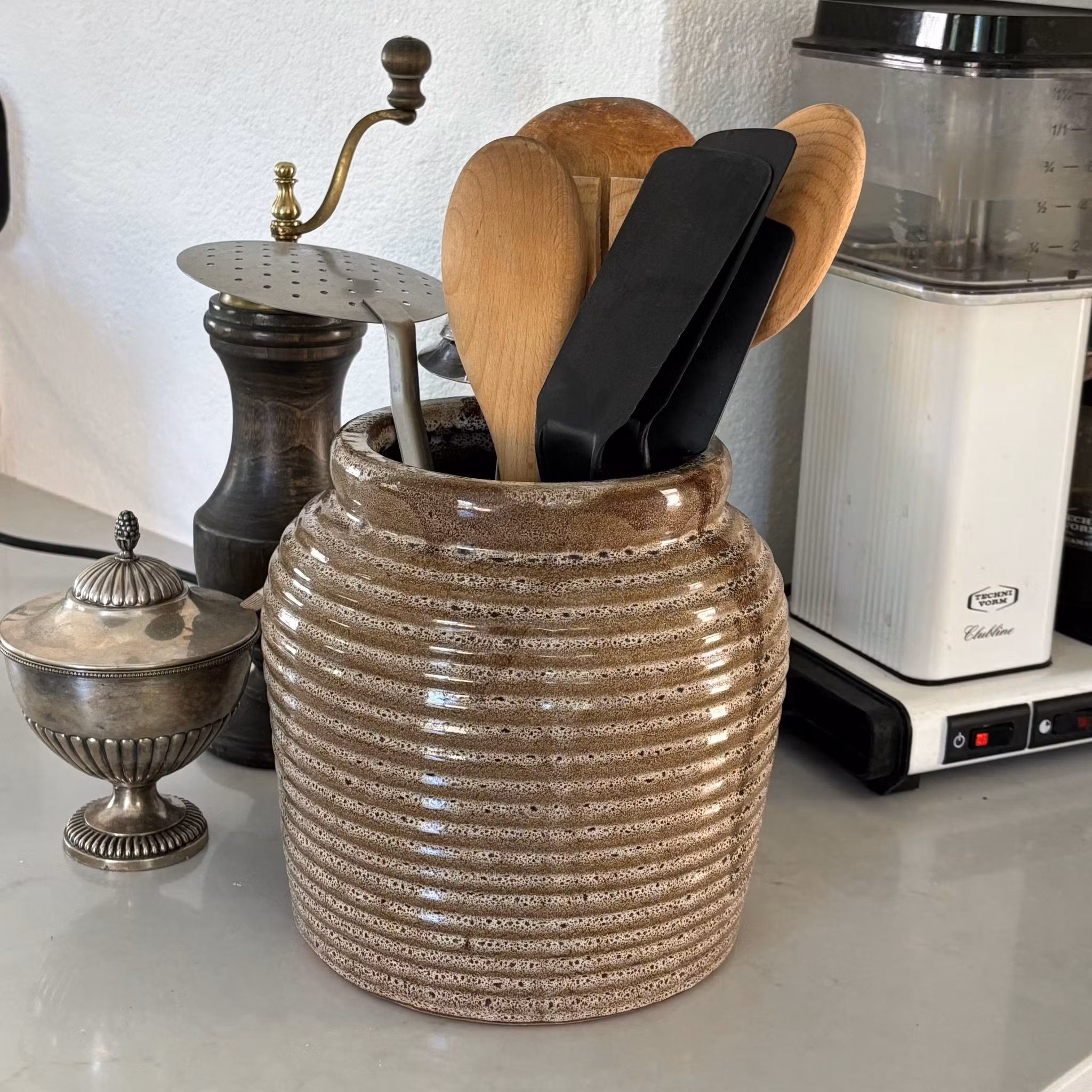 Kruka / Urna räfflad i nyans cappucino 2 storlekar