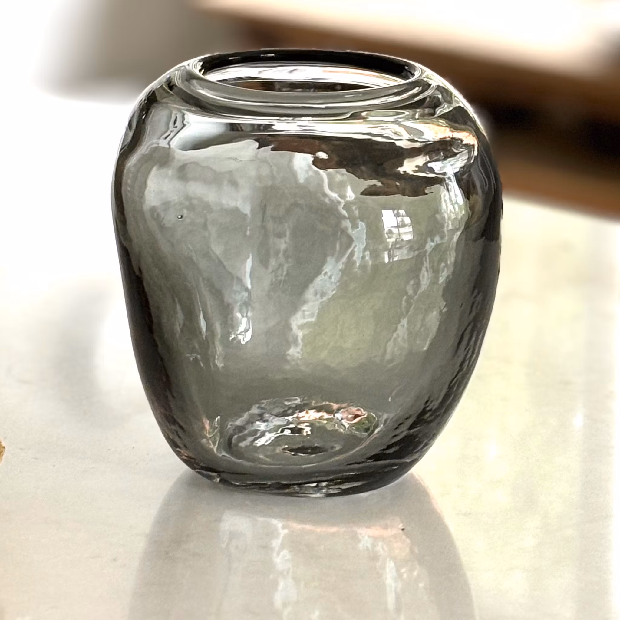 Vas i rökfärgat glas vintage