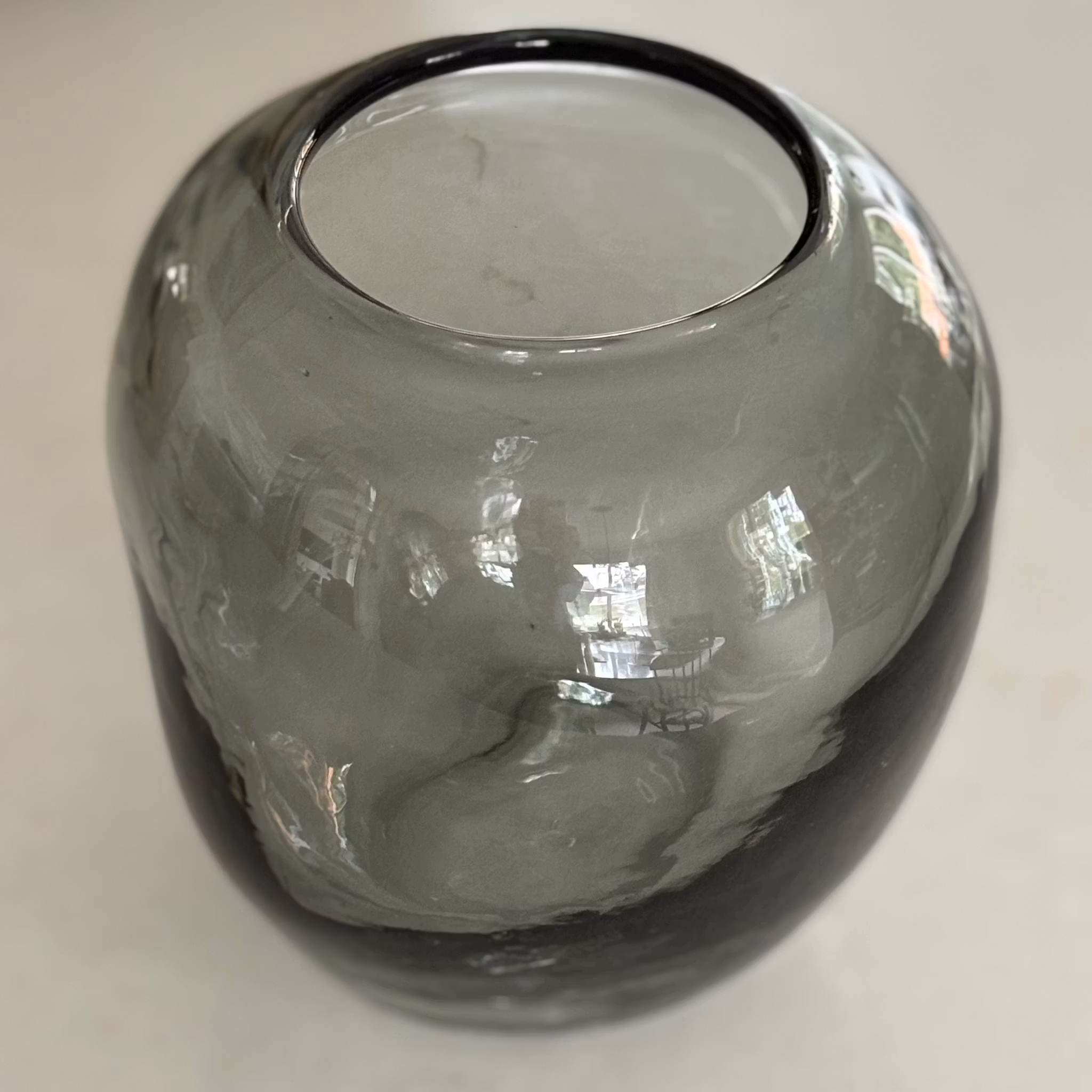 Vas i rökfärgat glas vintage