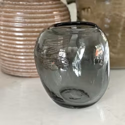 Vas i rökfärgat glas vintage