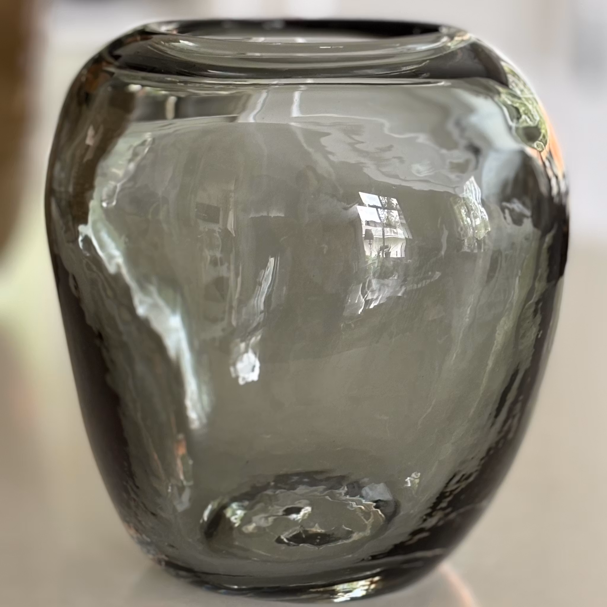 Vas i rökfärgat glas vintage