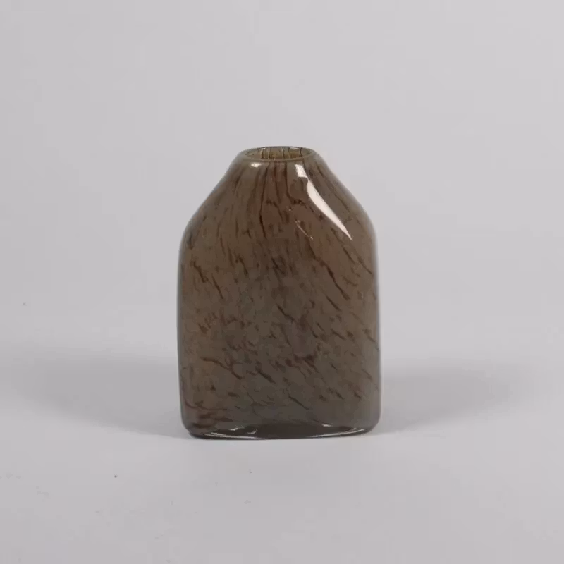 Vas i ljusa nyanser i glas Olsson & Jensen