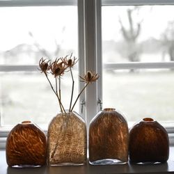Vas i ljusa nyanser i glas Olsson & Jensen