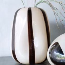 Vas i mjuka former beige & svart glas Wikholm Form